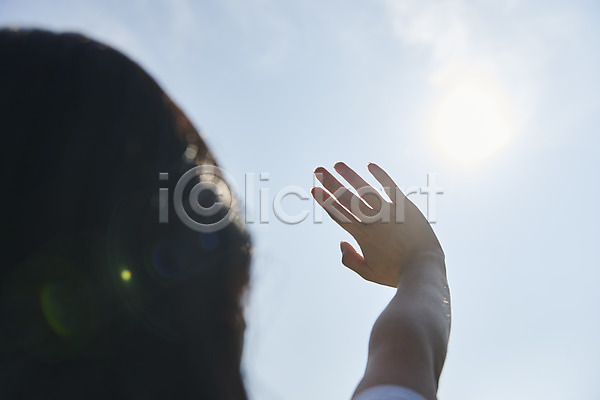 20대 성인 성인여자한명만 여자 한국인 한명 JPG 뒷모습 로우앵글 소프트포커스 포토 가림 날씨 더위 손뻗기 야외 여름(계절) 주간 태양 하늘 햇빛