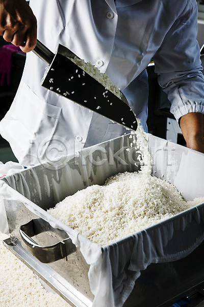 성인 성인한명만 한명 JPG 앞모습 포토 경기도 들기 막걸리 붓기 상반신 실내 쌀 연천 재료 전통주