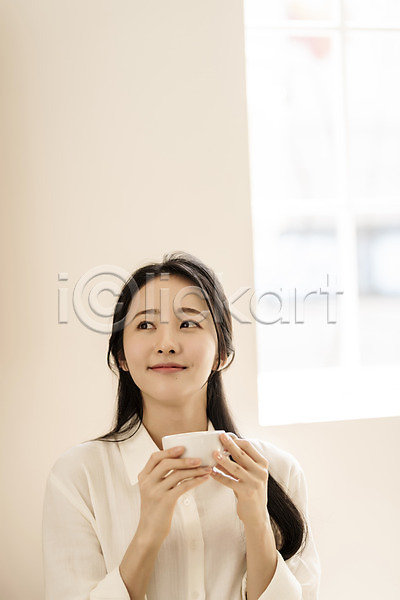 휴식 20대 성인 성인여자한명만 여자 한국인 한명 JPG 앞모습 포토 들기 미소(표정) 뷰티 상반신 실내 아침 원두커피 응시 의료성형뷰티 주방 차분 취미 커피잔