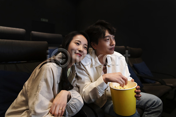 20대 남자 두명 성인 성인만 여자 한국인 JPG 앞모습 옆모습 포토 공공장소 기댐 데이트 들기 미소(표정) 상반신 실내 앉기 어둠 영화관 영화관람 커플 팝콘