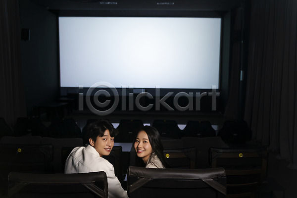 20대 남자 두명 성인 성인만 여자 한국인 JPG 앞모습 포토 공공장소 데이트 뒤돌아보기 미소(표정) 상반신 스크린 실내 앉기 어둠 영화 영화관 응시 커플