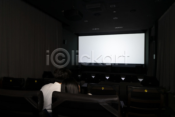 20대 남자 두명 성인 성인만 여자 한국인 JPG 뒷모습 포토 공공장소 데이트 상반신 스크린 실내 앉기 어둠 영화 영화관 영화관람 커플
