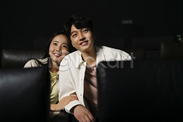20대 남자 두명 성인 성인만 여자 한국인 JPG 앞모습 포토 공공장소 기댐 데이트 미소(표정) 상반신 실내 앉기 어둠 영화관 영화관람 커플 팔짱