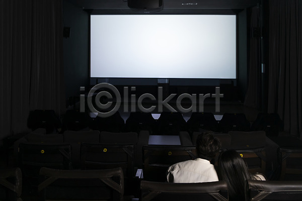 20대 남자 두명 성인 성인만 여자 한국인 JPG 뒷모습 포토 공공장소 기댐 데이트 상반신 스크린 실내 앉기 어둠 영화 영화관 영화관람 커플