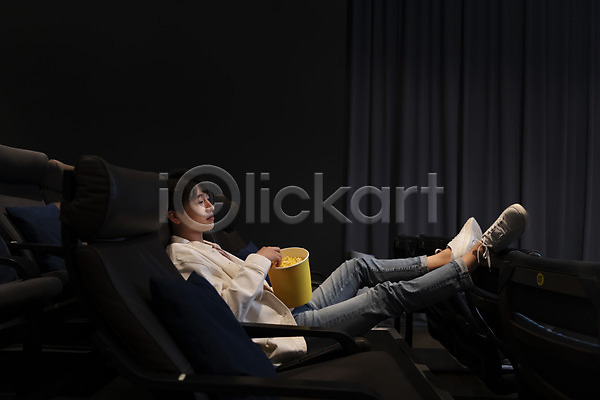 20대 남자 성인 성인남자한명만 한국인 한명 JPG 옆모습 포토 공공장소 다리들기 들기 비매너 실내 앉기 어둠 영화관 영화관람 전신 팝콘