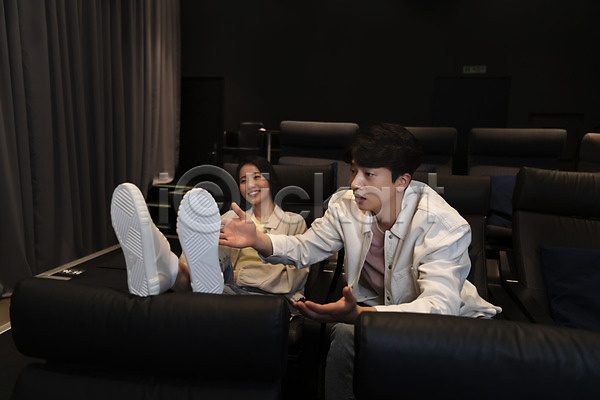 20대 남자 두명 성인 성인만 여자 한국인 JPG 앞모습 포토 공공장소 다리들기 미소(표정) 비매너 상반신 실내 앉기 어둠 영화관 영화관람 응시 전신