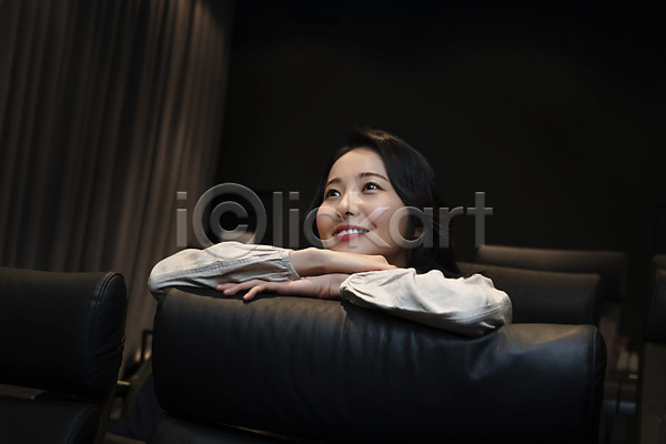 20대 성인 성인여자한명만 여자 한국인 한명 JPG 앞모습 포토 공공장소 기댐 미소(표정) 상반신 실내 앉기 어둠 영화관 영화관람 턱괴기 팔짱 혼영