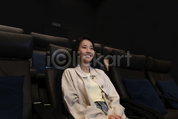 20대 성인 성인여자한명만 여자 한국인 한명 JPG 앞모습 포토 공공장소 미소(표정) 상반신 실내 앉기 어둠 영화관 영화관람 응시 혼영