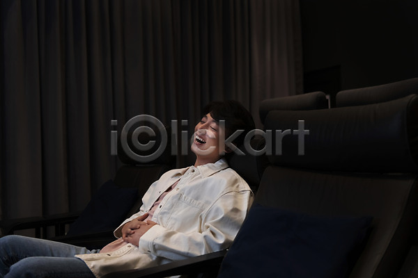 20대 남자 성인 성인남자한명만 한국인 한명 JPG 옆모습 포토 공공장소 상반신 실내 앉기 어둠 영화관 영화관람 웃음 혼영