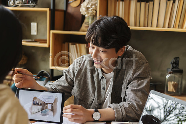 20대 남자 두명 성인 성인만 여자 한국인 JPG 뒷모습 앞모습 포토 가구공방 노트북 들기 디자이너 디자인 라이프스타일 말하기 미소(표정) 상반신 설명 손목시계 실내 작업실 책장 태블릿