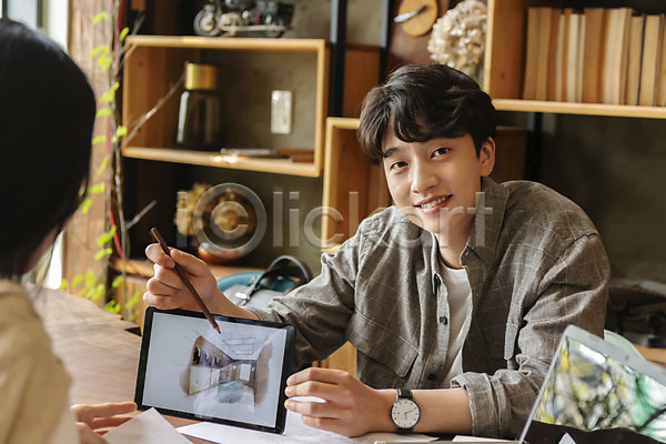 20대 남자 두명 성인 성인만 여자 한국인 JPG 뒷모습 앞모습 포토 가구공방 노트북 들기 디자이너 디자인 라이프스타일 미소(표정) 상반신 설명 손목시계 실내 연필 응시 작업실 책장 태블릿