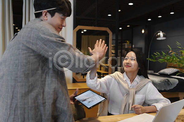 20대 남자 두명 성인 성인만 여자 한국인 JPG 뒷모습 앞모습 포토 가구 가구공방 노트북 들기 디자이너 라이프스타일 마주보기 미소(표정) 상반신 실내 연필 응시 작업실 태블릿 하이파이브