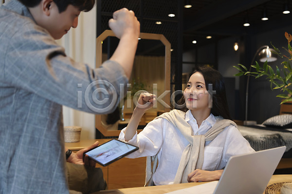 20대 남자 두명 성인 성인만 여자 한국인 JPG 뒷모습 앞모습 포토 가구 가구공방 노트북 들기 디자이너 라이프스타일 미소(표정) 상반신 실내 응시 작업실 태블릿 파이팅