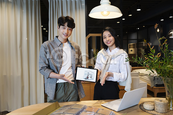 완료 20대 남자 두명 성인 성인만 여자 한국인 JPG 앞모습 포토 가구 노트북 들기 디자이너 디자인 라이프스타일 미소(표정) 보여주기 상반신 실내 응시 인테리어 전등 탁자 태블릿