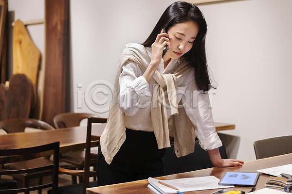 20대 성인 성인여자한명만 여자 한국인 한명 JPG 앞모습 포토 가구공방 들기 디자이너 상반신 스마트폰 실내 우먼라이프 응시 작업실 태블릿 통화