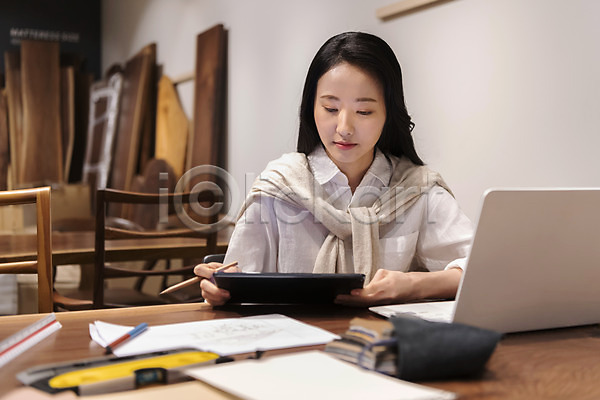 고민 20대 성인 성인여자한명만 여자 한국인 한명 JPG 앞모습 포토 가구공방 가죽 견본 노트북 들기 디자이너 상반신 실내 연필 우먼라이프 응시 자 작업실 태블릿