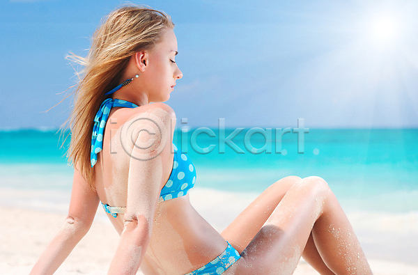 성인 성인여자한명만 여자 한명 JPG 포토 해외이미지 바다 바캉스 비키니 상반신 선탠 앉기 야외 여름(계절) 여름휴가 풍경(경치) 해외202004