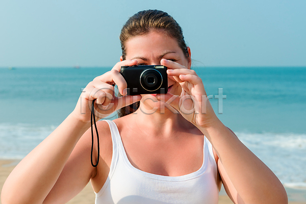 백인 성인 성인여자한명만 여자 한명 JPG 포토 해외이미지 미소(표정) 바다 바캉스 사진사 야외 여름휴가 웃음 응시 카메라 해변 해외202004