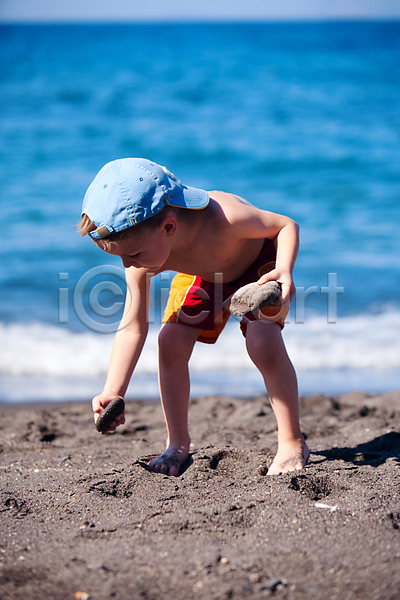 백인 소년 소년한명만 어린이 한명 JPG 포토 해외이미지 들기 모래사장 바캉스 야외 여름(계절) 여름휴가 전신 해외202004
