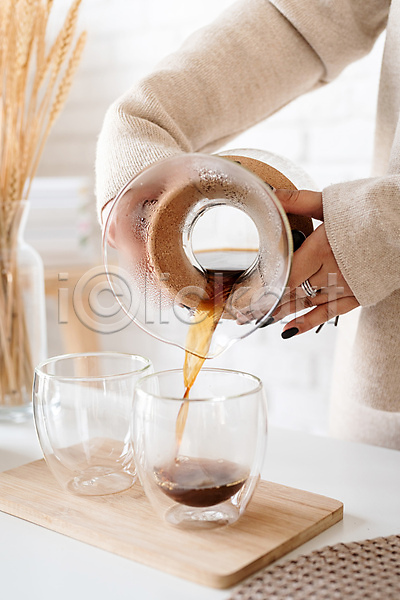 신체부위 JPG 앞모습 포토 해외이미지 드립커피 병(담는) 붓기 손 실내 우먼라이프 잔 커피 홈카페