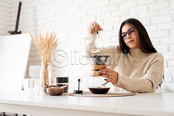 성인 성인여자한명만 여자 한명 JPG 앞모습 포토 해외이미지 드립커피 붓기 상반신 실내 우먼라이프 주전자 커피 커피포트 핸드드립 홈카페