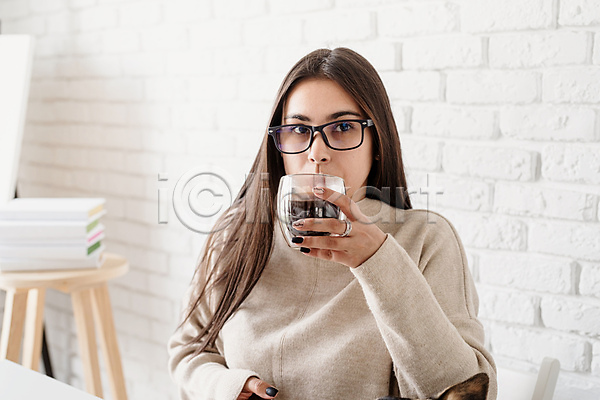 휴식 성인 성인여자한명만 여자 한명 JPG 앞모습 포토 해외이미지 드립커피 들기 마시기 상반신 실내 우먼라이프 응시 잔 커피 홈카페