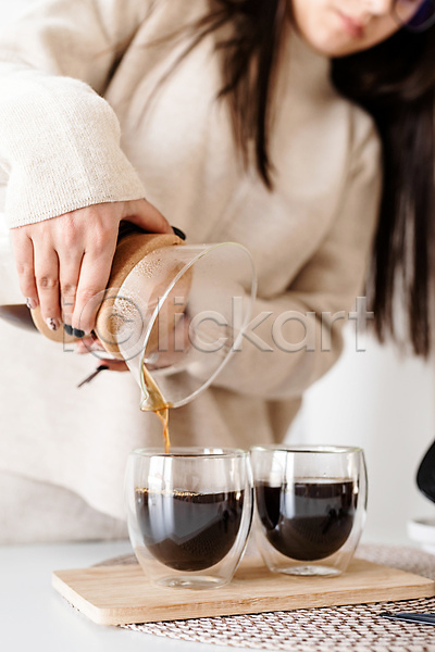 성인 성인여자한명만 여자 한명 JPG 앞모습 포토 해외이미지 드립커피 들기 붓기 상반신 실내 우먼라이프 잔 커피 커피포트 홈카페