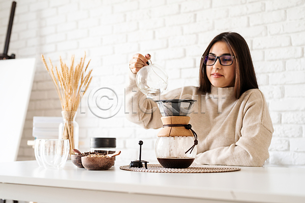 성인 성인여자한명만 여자 한명 JPG 앞모습 포토 해외이미지 드립커피 붓기 상반신 실내 우먼라이프 응시 주전자 커피 커피포트 핸드드립 홈카페