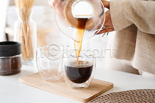 성인 성인여자한명만 여자 한명 JPG 포토 해외이미지 드립커피 붓기 상반신 실내 우먼라이프 잔 커피 커피포트 홈카페