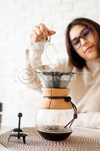성인 성인여자한명만 여자 한명 JPG 앞모습 포토 해외이미지 드립커피 들기 붓기 상반신 실내 우먼라이프 응시 주전자 커피 커피포트 핸드드립 홈카페