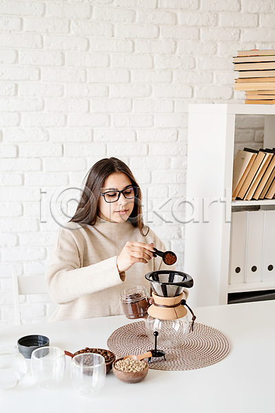 성인 성인여자한명만 여자 한명 JPG 앞모습 포토 해외이미지 드립커피 붓기 상반신 실내 우먼라이프 원두 커피 커피가루 커피포트 핸드드립 홈카페