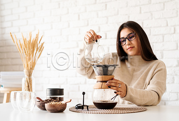 성인 성인여자한명만 여자 한명 JPG 앞모습 포토 해외이미지 드립커피 붓기 상반신 실내 우먼라이프 주전자 커피 커피포트 필터 핸드드립 홈카페