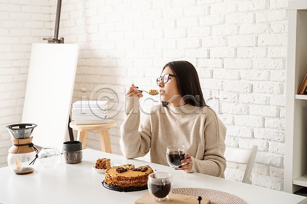 티타임 성인 성인여자한명만 여자 한명 JPG 앞모습 포토 해외이미지 드립커피 들기 먹기 상반신 실내 우먼라이프 잔 커피 케이크 홈카페