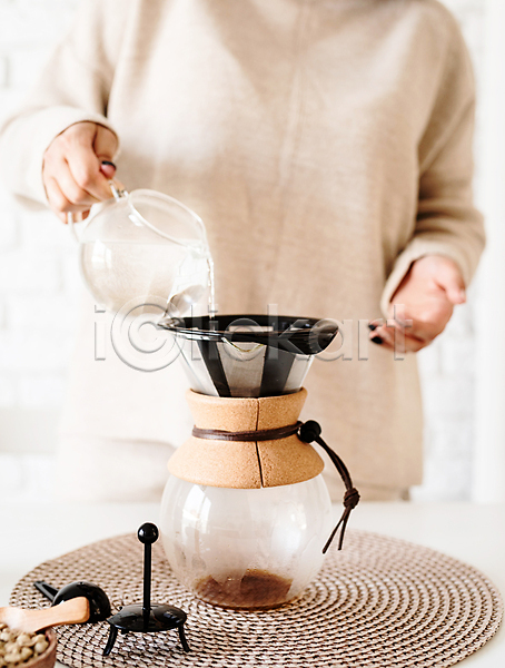성인 성인여자한명만 여자 한명 JPG 앞모습 포토 해외이미지 드립커피 들기 붓기 상반신 실내 우먼라이프 주전자 커피 커피포트 필터 핸드드립 홈카페