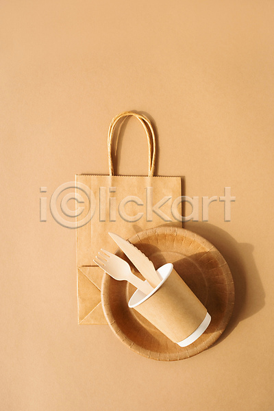 사람없음 JPG 포토 해외이미지 갈색배경 나무포크 나이프 일회용 종이봉투 종이접시 종이컵
