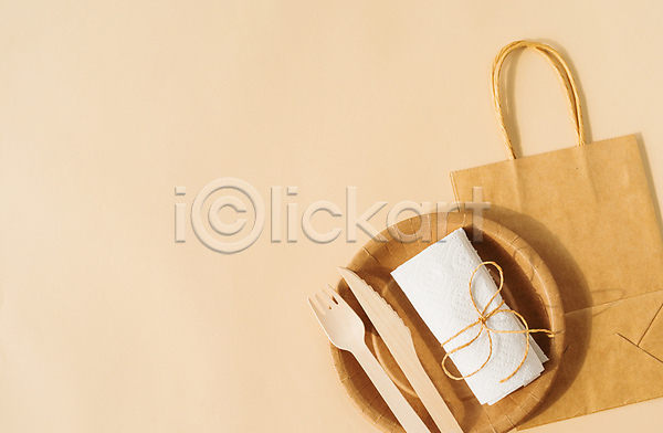 사람없음 JPG 포토 해외이미지 갈색배경 나무포크 나이프 라이프스타일 리본 일회용 종이봉투 종이접시 키친타올