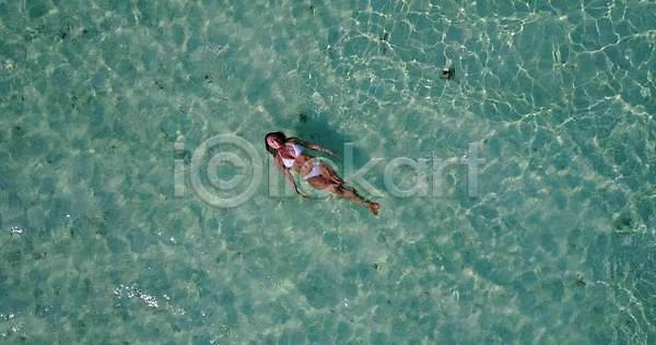 성인 성인여자한명만 여자 한명 JPG 앞모습 포토 하이앵글 항공촬영 해외이미지 떠있는 몰디브 바다 비키니 수영 야외 전신 주간 해외202004