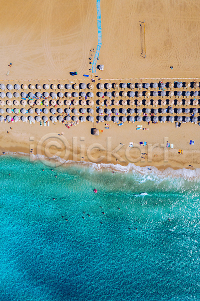 사람없음 JPG 포토 하이앵글 항공촬영 해외이미지 그리스 모래 바다 선베드 야외 주간 파라솔 풍경(경치) 해변