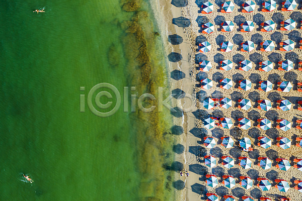 사람없음 JPG 포토 하이앵글 항공촬영 해외이미지 모래사장 바다 선베드 야외 주간 지중해 파라솔 풍경(경치)