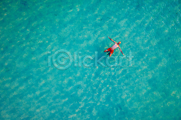 남자 백인 성인 성인남자한명만 한명 JPG 앞모습 포토 하이앵글 항공촬영 해외이미지 떠있는 바다 수영 수영복 야외 전신 주간