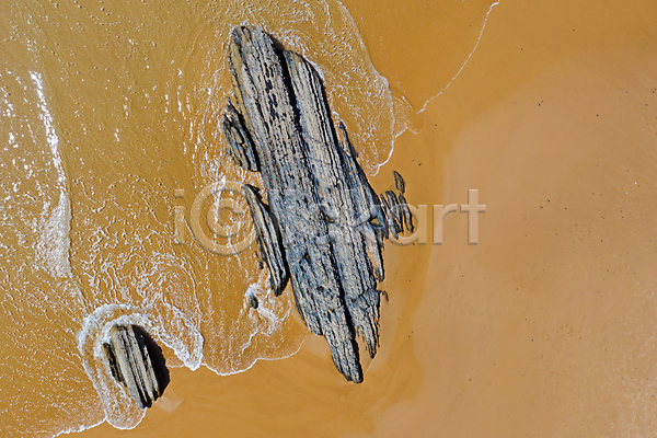 사람없음 JPG 포토 하이앵글 항공촬영 해외이미지 대서양 모래 모래사장 바다 바위 야외 주간 파도 포르투갈 풍경(경치)
