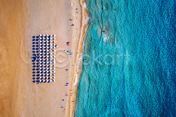 사람없음 JPG 포토 하이앵글 항공촬영 해외이미지 모래사장 바다 야외 주간 파도 파라솔 풍경(경치) 해변