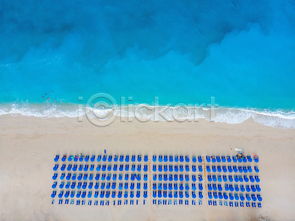 사람없음 JPG 포토 하이앵글 항공촬영 해외이미지 그리스 모래 바다 선베드 야외 주간 파도 파라솔 풍경(경치)