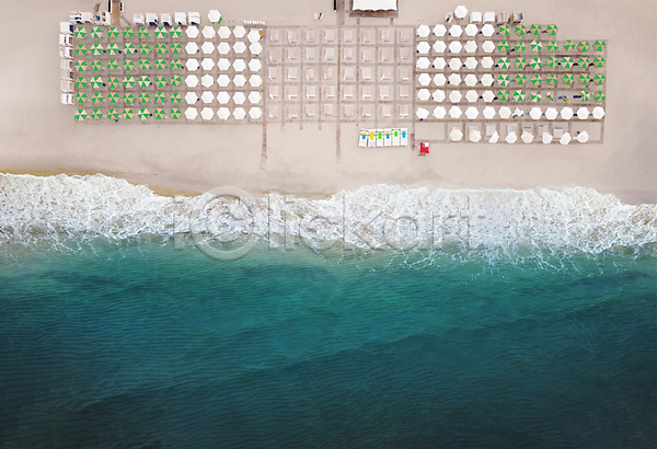 사람없음 JPG 포토 하이앵글 항공촬영 해외이미지 모래사장 바다 야외 주간 파라솔 풍경(경치) 해변