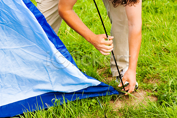 준비 사람 한명 JPG 포토 해외이미지 바캉스 여름휴가 잔디 잡기 조립 캠핑 텐트 하반신 해외202004