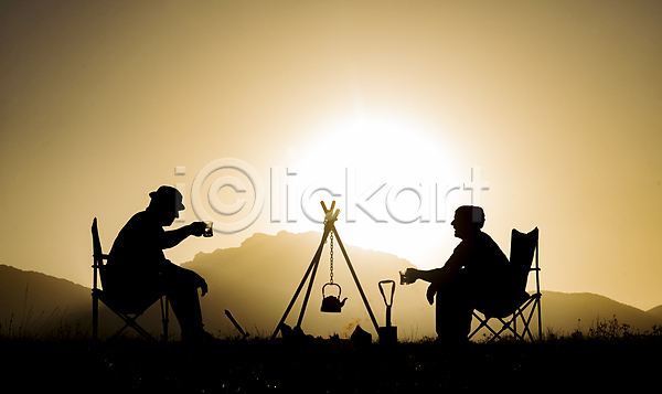 휴식 두명 사람 JPG 실루엣 포토 해외이미지 대화 바캉스 산악가 앉기 여름휴가 의자 일몰 전신 캠핑 해외202004