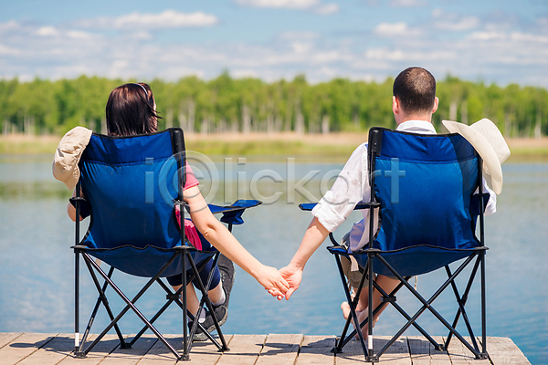 함께함 휴식 남자 두명 백인 사람 성인 성인만 여자 JPG 포토 해외이미지 관리 나무 바캉스 앉기 야외 여름(계절) 여름휴가 의자 캠핑 커플 풍경(경치) 해외202004 호수