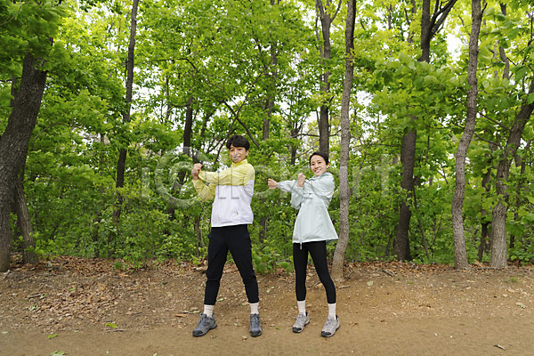 20대 남자 두명 성인 성인만 여자 한국인 JPG 앞모습 포토 나무 데이트 등산 미소(표정) 산 서기 손뻗기 스트레칭 야외 응시 전신 주간 커플 커플라이프
