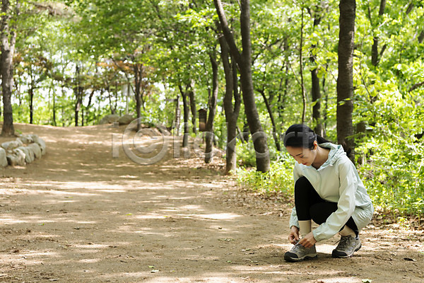 20대 성인 성인여자한명만 여자 한국인 한명 JPG 옆모습 포토 나무 등산 산 신발끈묶기 야외 우먼라이프 웅크림 전신 주간
