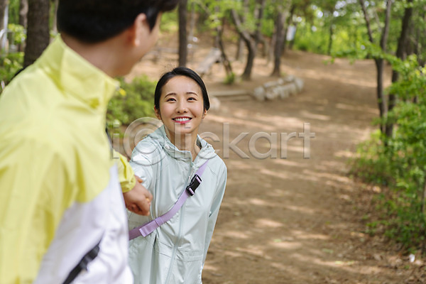 20대 남자 두명 성인 성인만 여자 한국인 JPG 아웃포커스 앞모습 옆모습 포토 나무 데이트 등산 미소(표정) 산 상반신 손잡기 야외 응시 주간 커플 커플라이프